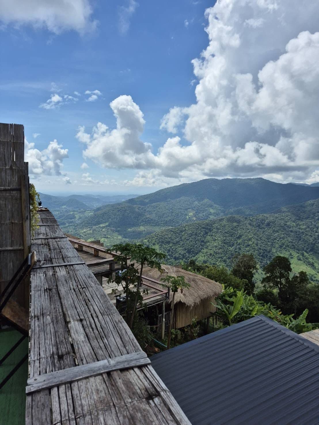 A terrace stop above the valley on Route 1095